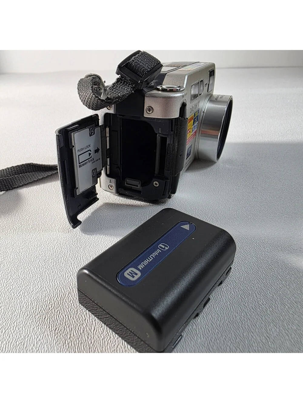 Sony Cyber-Shot DSC-S70 Digital Camera 3.3MP Tested Working